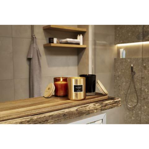 Bougie décorative parfumée Wooosh Musk Peach dans un bocal en verre magnifiquement poli avec un couvercle en bambou. Cette bougie diffuse un parfum unique qui vous apporte des notes orientales. La bougie parfumée est fabriquée à partir de cire de soja écologique avec 5% d'huile de parfum aromatique. Dès que la mèche est allumée et que la cire fond, vous pouvez sentir le parfum puissant du musc pur mélangé au parfum frais et sucré de la pêche. Une agréable harmonie d'équilibre chaleureux et de douceur. Ce parfum intense s'inscrit dans un cadre romantique et intime. Avec 12 heures de combustion, cette luxueuse bougie parfumée s'intègre dans n'importe quelle pièce de votre maison.  Lorsque vous allumez la bougie pour la première fois, laissez la couche supérieure de cire fondre complètement. Cela garantit une combustion uniforme et la meilleure expérience possible en matière de parfum. Le cadeau parfait pour toute occasion. Par pièce dans une Wooosh boîte cadeau luxueuse.