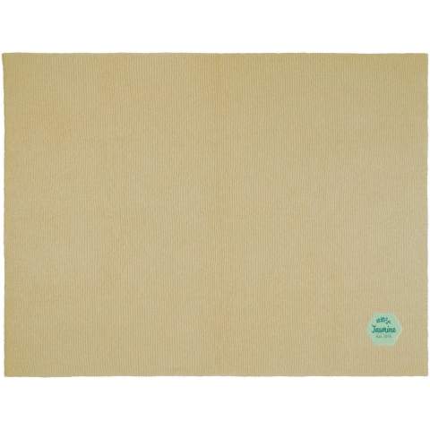 De Suzy gebreide deken is een veelzijdige toevoeging aan elke woning of kantoorruimte. Deze deken is gemaakt van 100% gebreid GRS-polyester, wat zowel duurzaamheid als duurzaamheid garandeert. Met afmetingen van 150 x 120 cm biedt het de perfecte balans tussen grootte en comfort. Het gebreide lintontwerp voegt een vleugje verfijning toe, waardoor het een aantrekkelijk accent aan elk interieur geeft.