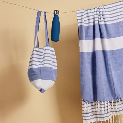 Ces sacs caractéristiques Ella de Sagaform sont fabriqués en fin coton recyclé (70 %) et en polyester (30 %). Portez-les à la plage, au travail ou en ville. Ils sont tout aussi beaux quel que soit l'environnement dans lequel vous les utilisez. Tous les sacs sont décorés des rayures classiques et caractéristiques de Sagaform.