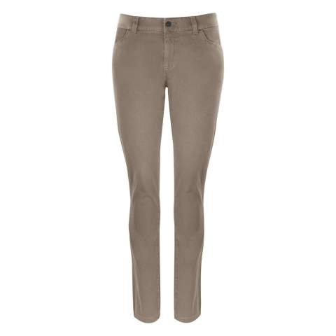 Moderne, aansluitende broek in een aangenaam, zacht materiaal voor optimaal comfort en meer bewegingsvrijheid. De combinatie van katoen en elastaan garandeert dat de broek na elke wasbeurt telkens opnieuw zijn originele pasvorm terug aanneemt. De stof is nabehandeld met een enzyme wash, waardoor het materiaal voorgekrompen is en zacht aanvoelt. Bij het damesmodel zorgen opgestikte achterzakken en aangepaste zijzakken dan weer voor een extra vrouwelijke touch. YKK ritssluiting.
