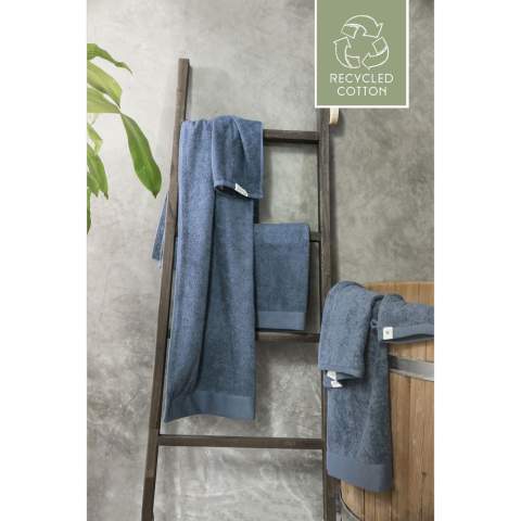 Serviette élégante de la marque Walra. Fabriquée à partir de 70% coton recyclé et de 30% de coton (550 g/m²). Cette serviette a une structure fine, un bord élégant et une boucle de suspension pratique. Merveilleusement douce et absorbante. Ce produit est certifié Oeko-tex. Le processus de fabrication de ces textiles de salle de bain permet d'économiser l'eau et de réduire les émissions de CO2 tout comme l'énergie grâce à la réutilisation des matériaux. Ceci est confirmé par le label de qualité indépendant REMO.