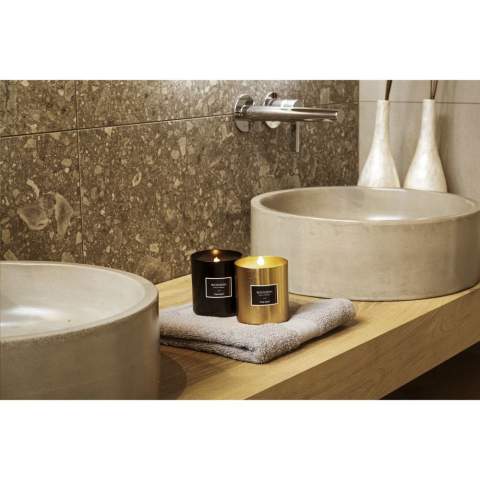 Exclusive Wooosh True Wood scented candle cast in a tasteful aluminium holder. This candle spreads a warm, woody scent throughout your home. The scented candle is made from eco-friendly soy wax with 5% aromatic fragrance oil. The pleasant scent broadens your mind and gives you peace. This luxurious scented candle, with approx. 20 burning hours, fits into any area of your home.  When you light the candle for the first time, let the top layer of wax melt completely. This ensures an even burn and the best possible fragrance experience. The perfect gift for any occasion. Each item is supplied in a luxurious Wooosh gift box.