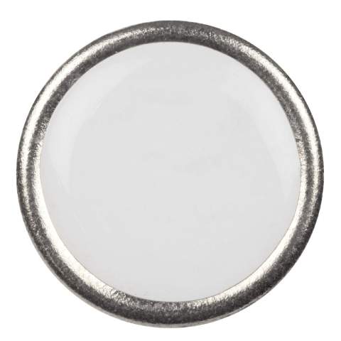 Runder Pin mit Doming und Schmetterlingsverschluss.