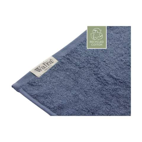 Serviette élégante de la marque Walra. Fabriquée à partir de 70% coton recyclé et de 30% de coton (550 g/m²). Cette serviette a une structure fine, un bord élégant et une boucle de suspension pratique. Merveilleusement douce et absorbante. Ce produit est certifié Oeko-tex. Le processus de fabrication de ces textiles de salle de bain permet d'économiser l'eau et de réduire les émissions de CO2 tout comme l'énergie grâce à la réutilisation des matériaux. Ceci est confirmé par le label de qualité indépendant REMO.