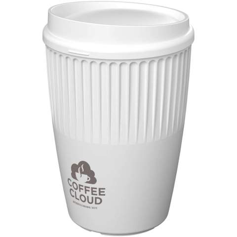 Der Cirrus ist ein stilvoller, einwandiger 350 ml Becher mit Isolierrillen für eine sichere und komfortable Handhabung. Er hat einen eleganten, Clip-on Deckel mit einem dezenten Relief, welches eine taktile Methode zum Auffinden des Trinkauslaufs bietet. Sowohl der Deckel als auch der Becher sind aus vollständig recycelbarem Kunststoff hergestellt. So genießen Sie Ihre Lieblingsheißgetränke mit Komfort und Stil.