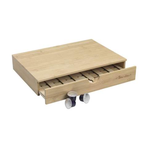 Een lade voor het opbergen van koffiecapsules en spel in één. Een item van het merk Rackpack. Gemaakt van FSC 100% gecertificeerd bamboe en FSC 100% gecertificeerd vurenhout. Als je de lade volledig uitschuift, kun je met 2 personen een strategisch spel spelen waarbij je als doel hebt om als eerste vier schijven op een rij te krijgen. Gebruik hiervoor de meegeleverde schijven (42 stuks) of je eigen koffiecapsules. Ideaal voor het creëren van een functionele en speelse koffiecorner in je keuken. Bamboe is een natuurlijk materiaal. Hierdoor kan de kleur per product variëren.