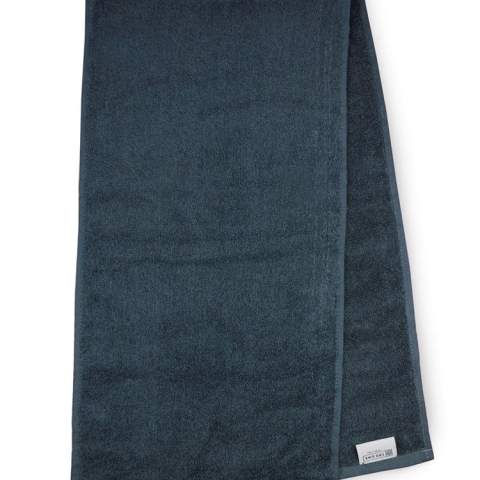 Das T1-SPORT Sporthandtuch Anthrazit mit den Maßen 30 x 130 cm ist ideal für sportliche Aktivitäten.<br />Die Stoffstärke von 450 gr/m2 macht das Handtuch angenehm weich.<br />Die 100 % gekämmte Baumwolle sorgt für maximale Feuchtigkeitsaufnahme.<br />Komplett mit praktischer Schlaufe zum Aufhängen des Handtuchs.<br />Wählen Sie nun aus den verschiedenen Optionen die Farbe aus, die zu Ihnen passt.