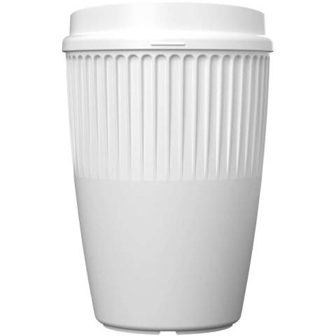 Der Cirrus ist ein stilvoller, einwandiger 350 ml Becher mit Isolierrillen für eine sichere und komfortable Handhabung. Er hat einen eleganten, Clip-on Deckel mit einem dezenten Relief, welches eine taktile Methode zum Auffinden des Trinkauslaufs bietet. Sowohl der Deckel als auch der Becher sind aus vollständig recycelbarem Kunststoff hergestellt. So genießen Sie Ihre Lieblingsheißgetränke mit Komfort und Stil.