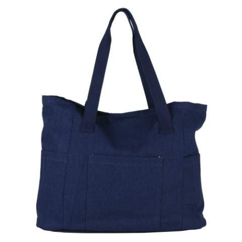Spacious shopping bag made of recycled canvas. The structure and washed effect of the material gives the bag a durable look. The bag is completely lined, comes with cotton handles and a reinforced base. Thanks to the size and large opening, this bag is also suitable for a day on the beach.