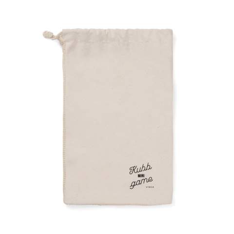Le mini jeu Kubb est un jeu amusant et captivant qui constitue l'activité de loisir idéale pour les amis et la famille. Cette mini version pratique du jeu suédois classique Kubb est idéale pour être emportée et jouer où bon vous semble. Le jeu comprend un roi, dix kubbs et six quilles en bois de pin certifié FSC®. Le but du jeu est de faire tomber les cinq kubbs de l'adversaire et de renverser le roi pour gagner la partie. Le jeu est emballé dans un sac en toile avec un dos en maille, ce qui permet de l'emporter facilement. Une notice d'utilisation est incluse.