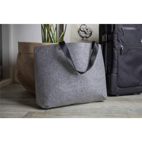 WoW! Shoulder bag in RPET felt (made from recycled PET bottles). This stylishly designed bag goes with any outfit and is large enough to carry all your daily essentials. Capacity approx. 20 litres.