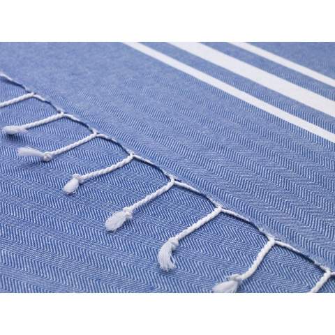 Een multifunctionele hamam handdoek van Oxious. Gemaakt van 50% OEKO-TEX® gecertificeerd katoen en 50% gerecycled industrieel textielafval (140 g/m²). Vibe white is een heerlijk zacht en stijlvol doek met een stoer streeppatroon. Prachtig als shawl, kleed op de bank, luxe (hamam)doek of handdoek. Het doek is handgemaakt. Vibe staat symbool voor een ontspanning in een gezellige sfeer en omgeving.      Deze mooie, zachte doeken worden gemaakt door lokale vrouwen in een klein dorpje in Turkije. Zij werken daar in een sociale context, met ruimte voor groei en ontwikkeling. De doeken zijn handgemaakt met liefde en zorg voor het milieu. Met een product uit de Oxious collectie kan het pure genieten beginnen. Optioneel: Per stuk in kraft envelop en/of met kraft sleeve.
