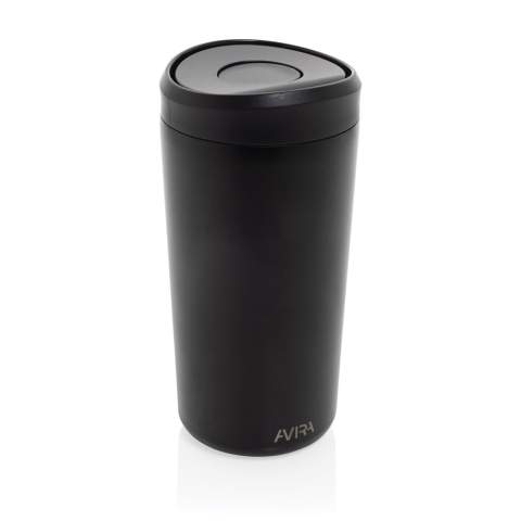 Maak kennis met de Alix—de ultieme koffiebeker, ontworpen voor mensen die altijd onderweg zijn. Met een moeiteloze één-klik, één-hand opening is hij perfect voor snelle slokjes tijdens je autorit of dagelijkse woon-werkverkeer. Het slanke, gemakkelijk schoon te maken deksel past bij de body, gemaakt van hoogwaardig RCS-gecertificeerd gerecycled staal, en combineert duurzaamheid met stijl. Met een inhoud van 400 ml is hij ideaal voor je favoriete warme dranken. De beker wordt geleverd in FSC®-gecertificeerd kraftpapier dat meer is dan alleen verpakking—het transformeert in een stijlvolle telefoonhouder, pennenbakje, of zelfs een mini bloempot. Totaal gerecycled materiaal: 66% op basis van het totale gewicht van het item.<br /><br />HoursHot: 5<br />HoursCold: 15
