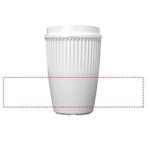 Der Cirrus ist ein stilvoller, einwandiger 350 ml Becher mit Isolierrillen für eine sichere und komfortable Handhabung. Er hat einen eleganten, Clip-on Deckel mit einem dezenten Relief, welches eine taktile Methode zum Auffinden des Trinkauslaufs bietet. Sowohl der Deckel als auch der Becher sind aus vollständig recycelbarem Kunststoff hergestellt. So genießen Sie Ihre Lieblingsheißgetränke mit Komfort und Stil.