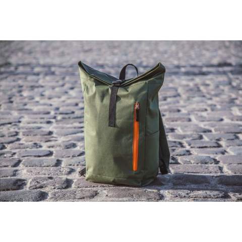 Sac à dos urbain robuste et pratique en polyester 600 D résistant avec une doublure en PVC imperméable et partiellement en nylon. Le sac à dos est muni d'une grande poche intérieure, d'une poche des deux côtés et d'une grande poche zippée à l'avant. L'arrière du sac est en mousse pour plus de confort. Bretelles rembourrées et réglables. Muni d'une boucle de transport. Avec fermeture enroulable et système pratique à cliquet. Le sac idéal pour un usage quotidien. Capacité env. 18 litres.