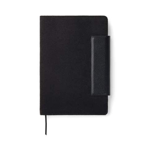 Ein stilvolles A5-Notizbuch mit 160 linierten Seiten (80 Blatt). Es ist das perfekte Accessoire für Besprechungen, um Ihre Notizen stilvoll zu organisieren. Das Marlow-Notizbuch kombiniert zeitloses Design mit recyceltem Kunstleder, PU-Details und Recyclingpapier. Das Notizbuch ist mit einem praktischen und stilvollen Magnetverschluss ausgestattet. Zertifiziert nach GRS (Global Recycled Standard), garantiert die GRS-Zertifizierung, dass die gesamte Lieferkette der recycelten Materialien zertifiziert ist. Der Gesamtanteil an recycelten Materialien basiert auf dem Gesamtgewicht des Produkts. Dieses Produkt enthält 50% GRS-zertifiziert Recyclingpapier und 6% GRS-zertifiziert recyceltes Polyester.<br /><br />NotebookFormat: A5<br />NumberOfPages: 160<br />PaperRulingLayout: Linierte Seiten