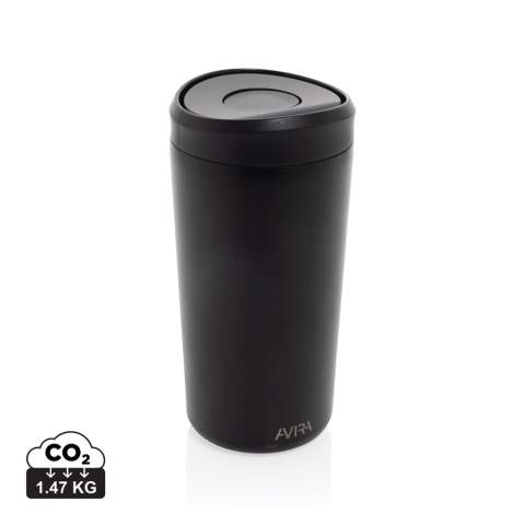 Maak kennis met de Alix—de ultieme koffiebeker, ontworpen voor mensen die altijd onderweg zijn. Met een moeiteloze één-klik, één-hand opening is hij perfect voor snelle slokjes tijdens je autorit of dagelijkse woon-werkverkeer. Het slanke, gemakkelijk schoon te maken deksel past bij de body, gemaakt van hoogwaardig RCS-gecertificeerd gerecycled staal, en combineert duurzaamheid met stijl. Met een inhoud van 400 ml is hij ideaal voor je favoriete warme dranken. De beker wordt geleverd in FSC®-gecertificeerd kraftpapier dat meer is dan alleen verpakking—het transformeert in een stijlvolle telefoonhouder, pennenbakje, of zelfs een mini bloempot. Totaal gerecycled materiaal: 66% op basis van het totale gewicht van het item.<br /><br />HoursHot: 5<br />HoursCold: 15
