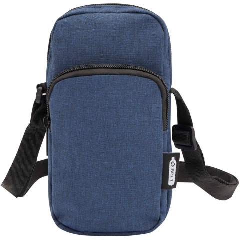 L'étui à téléphone recyclé certifié GRS de Ross protège votre téléphone et offre un rangement supplémentaire pratique grâce à sa poche frontale zippée pour les petits accessoires. Avec ses bretelles réglables (jusqu'à 140 cm), c'est un compagnon de voyage pratique et élégant pour le monde numérique d'aujourd'hui.