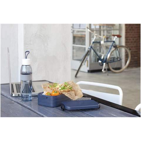 Lunch box featuring a tight-sealing ring to keep the contents fresh and tasty. Suitable for 4 sandwiches. Divider included. The capacity is 900 ml. Dishwasher safe. BPA free. 2 years Mepal warranty.