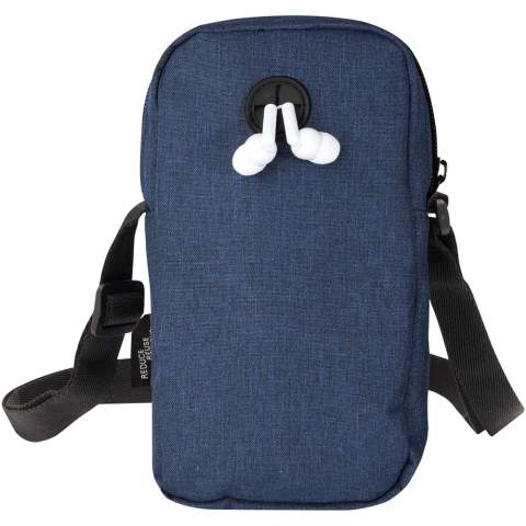 L'étui à téléphone recyclé certifié GRS de Ross protège votre téléphone et offre un rangement supplémentaire pratique grâce à sa poche frontale zippée pour les petits accessoires. Avec ses bretelles réglables (jusqu'à 140 cm), c'est un compagnon de voyage pratique et élégant pour le monde numérique d'aujourd'hui.