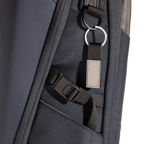 Porte-clés en PU et alliage de zinc recyclé RCS. Contenu total recyclé : 67 % sur la base du poids total de l'article. La certification RCS garantit une chaîne d'approvisionnement entièrement certifiée des matériaux recyclés. Emballé dans un sachet en papier.