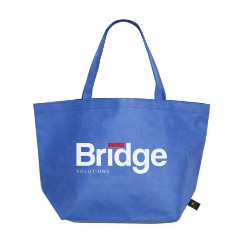 Generous RPET non-woven shopping and beach bag (80 g/m²) made from recycled PET bottles. A wide bag, both strong and light with long handles. GRS-certified. Total recycled material: 98%. Capacity approx. 25 litres.