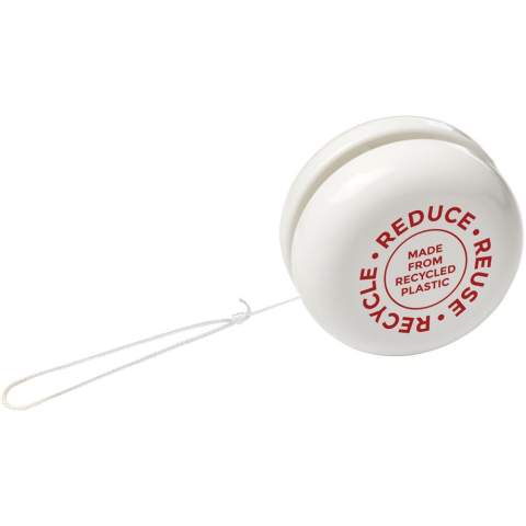 Aidez le plastique à circuler, avec un brin de nostalgie ! Ce yoyo amusant est fabriqué à partir de plastique recyclé. En raison de la nature du plastique recyclé, les nuances de couleur peuvent varier légèrement et il peut y avoir des taches de couleur. Le yoyo est pour une utilisation promotionnelle uniquement. Fabriqué au Royaume-Uni. Avertissement ! Ne convient pas aux enfants de moins de trois ans. Long cordon. Risque d'étranglement.