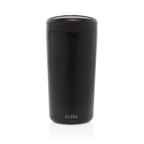 Maak kennis met de Alix—de ultieme koffiebeker, ontworpen voor mensen die altijd onderweg zijn. Met een moeiteloze één-klik, één-hand opening is hij perfect voor snelle slokjes tijdens je autorit of dagelijkse woon-werkverkeer. Het slanke, gemakkelijk schoon te maken deksel past bij de body, gemaakt van hoogwaardig RCS-gecertificeerd gerecycled staal, en combineert duurzaamheid met stijl. Met een inhoud van 400 ml is hij ideaal voor je favoriete warme dranken. De beker wordt geleverd in FSC®-gecertificeerd kraftpapier dat meer is dan alleen verpakking—het transformeert in een stijlvolle telefoonhouder, pennenbakje, of zelfs een mini bloempot. Totaal gerecycled materiaal: 66% op basis van het totale gewicht van het item.<br /><br />HoursHot: 5<br />HoursCold: 15