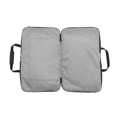 WoW! Praktische Wochenend-Reisetasche aus 600D RPET (hergestellt aus recycelten PET-Flaschen). Wenn der Reißverschluss vollständig geöffnet ist, lässt sich die Tasche komplett aufklappen. Zudem verfügt sie über 2 separate, geräumige Reißverschlussfächer. Mit den internen Packgurten zurren Sie Ihr Gepäck sicher fest. Für den sicheren Transport eines Laptops bis zu 13 Zoll verfügt die Tasche über ein separates Laptop-Fach. Darüber hinaus ist die Tasche mit schönen Innenfutter ausgestattet und verfügt über 2 stabile Tragegriffe, Schutznoppen und einen abnehmbaren, verstellbaren Schultergurt. An der Außenseite der Tasche befinden sich verschiedene Staufächer. Fassungsvermögen ca. 40 Liter.