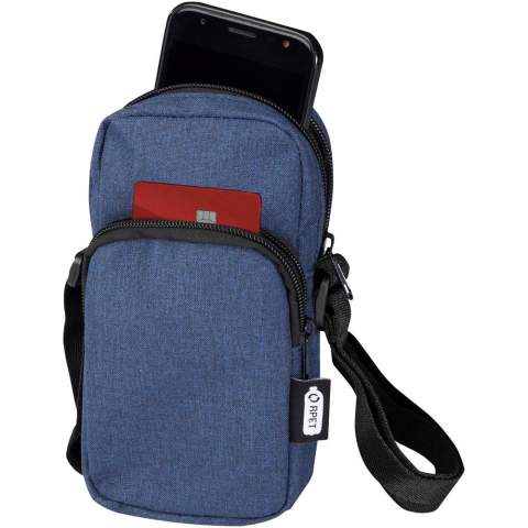 L'étui à téléphone recyclé certifié GRS de Ross protège votre téléphone et offre un rangement supplémentaire pratique grâce à sa poche frontale zippée pour les petits accessoires. Avec ses bretelles réglables (jusqu'à 140 cm), c'est un compagnon de voyage pratique et élégant pour le monde numérique d'aujourd'hui.