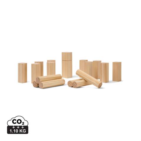 Le mini jeu Kubb est un jeu amusant et captivant qui constitue l'activité de loisir idéale pour les amis et la famille. Cette mini version pratique du jeu suédois classique Kubb est idéale pour être emportée et jouer où bon vous semble. Le jeu comprend un roi, dix kubbs et six quilles en bois de pin certifié FSC®. Le but du jeu est de faire tomber les cinq kubbs de l'adversaire et de renverser le roi pour gagner la partie. Le jeu est emballé dans un sac en toile avec un dos en maille, ce qui permet de l'emporter facilement. Une notice d'utilisation est incluse.
