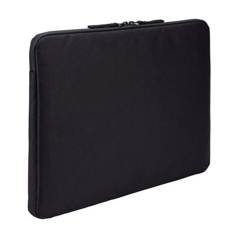 Sturdy 14-inch laptop sleeve from the Case Logic brand. 71% made from recycled materials: exterior made of 100% recycled 600D polyester with PFAS-free water-repellent coating, and recycled 150D polyester lining. The handy three-quarter opening can be closed with a YKK zip. The zip tie is 86% recycled material. The main compartment has a protective foam layer (10 mm thick), for safely transporting a laptop. The front zip pocket is ideal for storing cords and small accessories. The recycled materials guarantee a long lifetime.