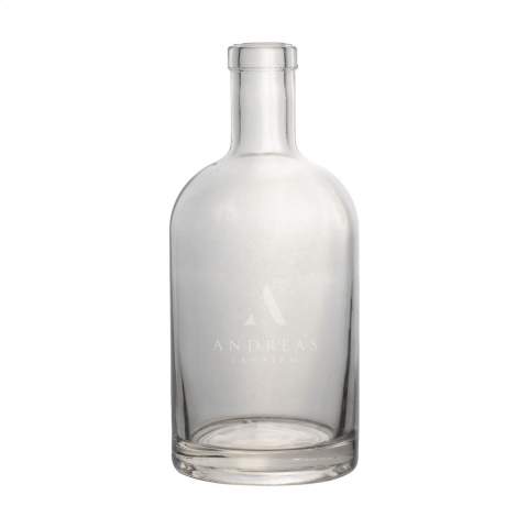 Bouteille d'eau en verre élégante avec une base solide. Grâce à son design intemporel, cette bouteille est idéale comme bouteille de table et convient particulièrement à l'industrie de la gastronomie. La bouteille passe au lave-vaisselle. Le lavage à la main est recommandé pour préserver l’impression. Capacité 700 ml.