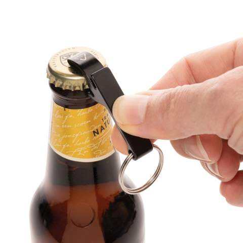 Sterke fles- en blikopener-sleutelhanger gemaakt van RCS-gerecycled aluminium. Totaal gerecycled materiaal: 79% op basis van het totale gewicht van het item. RCS-certificering zorgt voor een volledig gecertificeerde toeleveringsketen van de gerecyclede materialen. Verpakt in papieren zak.