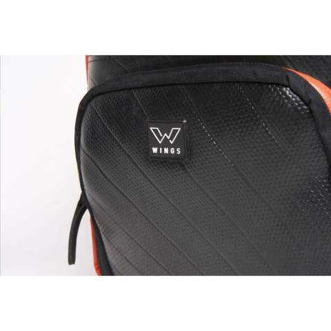 Sac à dos de la marque Ecowings. Ce sac à dos cool est fabriqué à la main à partir de chambres à air de voiture résistants et de bouteilles en PET recyclées. Livré avec un compartiment principal spacieux et un rangement séparé pour ordinateur portable jusqu'à 17 pouces. La poche avant zippée permet de ranger les petits objets que vous voulez avoir à portée de main. Les caractéristiques comprennent des bretelles réglables, un anneau de suspension, une poignée rembourrée et des fermetures éclair résistantes et imperméables avec des tirettes distinctives. Entièrement doublé. Le renfort en mousse protège votre ordinateur portable des dommages et offre davantage de confort lors du transport. Tous les matériaux de soutien sont fabriqués à partir de RPET recyclé. En raison du caractère unique de chaque chambre à air, chaque sac est également unique. Il n'y en a pas deux identiques. Un produit ravissant et élégant qui durera de nombreuses années. Lavable, imperméable et approuvé végan par PETA (une alternative au cuir respectueuse des animaux). Capacité environ 27 litres.