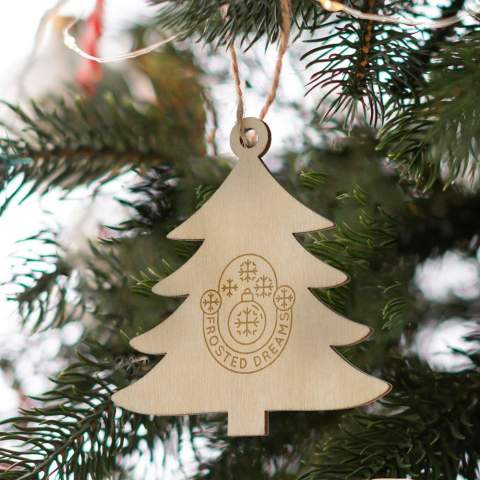 Feiern Sie die Saison mit diesem charmanten Holzornament in Form eines Baumes. Die klassische Form und der großzügige Platz für das Branding machen es perfekt für die Personalisierung, um ein einzigartiges Andenken an die Feiertage zu schaffen und ein durchdachtes Geschenk zu machen.  Ideal für die Dekoration von Weihnachtsbäumen, Kränzen oder festlichen Auslagen.