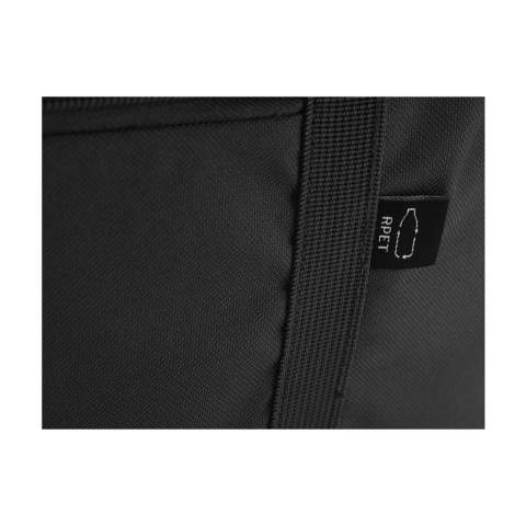WoW! Praktische Wochenend-Reisetasche aus 600D RPET (hergestellt aus recycelten PET-Flaschen). Wenn der Reißverschluss vollständig geöffnet ist, lässt sich die Tasche komplett aufklappen. Zudem verfügt sie über 2 separate, geräumige Reißverschlussfächer. Mit den internen Packgurten zurren Sie Ihr Gepäck sicher fest. Für den sicheren Transport eines Laptops bis zu 13 Zoll verfügt die Tasche über ein separates Laptop-Fach. Darüber hinaus ist die Tasche mit schönen Innenfutter ausgestattet und verfügt über 2 stabile Tragegriffe, Schutznoppen und einen abnehmbaren, verstellbaren Schultergurt. An der Außenseite der Tasche befinden sich verschiedene Staufächer. Fassungsvermögen ca. 40 Liter.