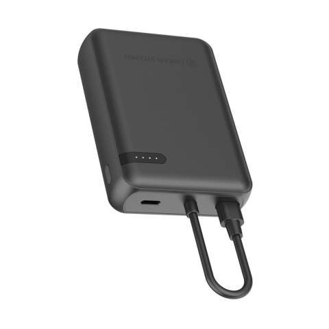 Découvrez la nouvelle norme en matière de charge portable. Fullerton est un powerbank de 10.000 mAh qui vous permet de charger tous vos appareils mobiles à la vitesse maximale. Fullerton ne se contente pas de charger à grande vitesse, il offre également le moyen le plus rapide de recharger le powerbank. Fullerton est doté d'une double sortie USB qui vous permet de recharger deux appareils en même temps. L'un via le port de type C et l'autre à l'aide d'un câble de type C. Les deux offrent une charge PD ultra-rapide jusqu'à 20W. Fullerton est fabriqué à partir d'ABS et de PC recyclés certifiés RCS (Recycled Claim Standard). Contenu recyclé total : 20 % sur la base du poids total de l'article. Les articles Urban Vitamin sont fabriqués sans PVC et emballés dans des emballages à teneur réduite en plastique.<br /><br />PowerbankCapacity: 10000<br />PVC free: true