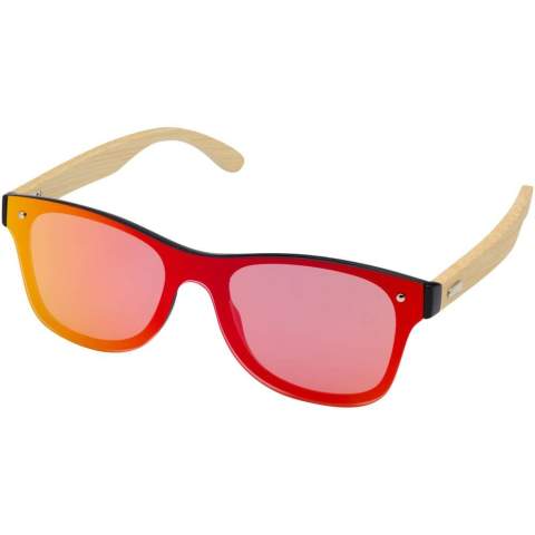 Stylische Sonnenbrille mit farbigen Gläsern und Bambusbügeln. Die UV-400-Gläser schützen vor schädlichen ultravioletten Strahlen. Erfüllt die europäische Sicherheitsnorm EN12312-1. 