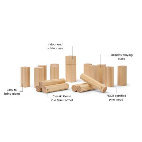 Le mini jeu Kubb est un jeu amusant et captivant qui constitue l'activité de loisir idéale pour les amis et la famille. Cette mini version pratique du jeu suédois classique Kubb est idéale pour être emportée et jouer où bon vous semble. Le jeu comprend un roi, dix kubbs et six quilles en bois de pin certifié FSC®. Le but du jeu est de faire tomber les cinq kubbs de l'adversaire et de renverser le roi pour gagner la partie. Le jeu est emballé dans un sac en toile avec un dos en maille, ce qui permet de l'emporter facilement. Une notice d'utilisation est incluse.