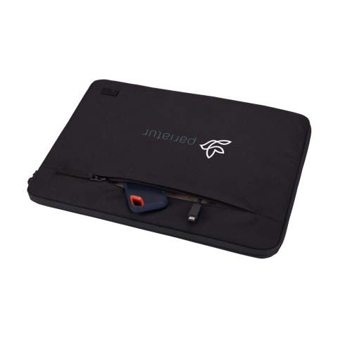 Sturdy 14-inch laptop sleeve from the Case Logic brand. 71% made from recycled materials: exterior made of 100% recycled 600D polyester with PFAS-free water-repellent coating, and recycled 150D polyester lining. The handy three-quarter opening can be closed with a YKK zip. The zip tie is 86% recycled material. The main compartment has a protective foam layer (10 mm thick), for safely transporting a laptop. The front zip pocket is ideal for storing cords and small accessories. The recycled materials guarantee a long lifetime.