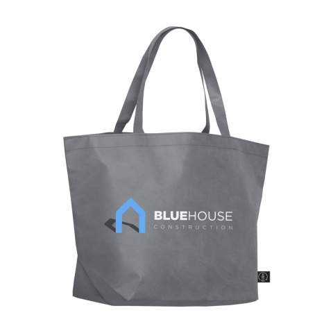 Royale, RPET-non-woven winkel- en strandtas (80 g/m²) met lange hengsels. Gemaakt van gerecyclede PET-flessen. Breed model. Sterk en licht. GRS-gecertificeerd. Totaal gerecycled materiaal: 98%. Inhoud ca. 25 liter.