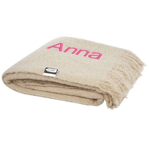 Ultra-soft GRS certified RPET blanket, wrapped with a 190T RPET ribbon. Packed in a recycled polybag. Fringes length: 10 cm on each side. Ribbon size: 72 cm x 4 cm.