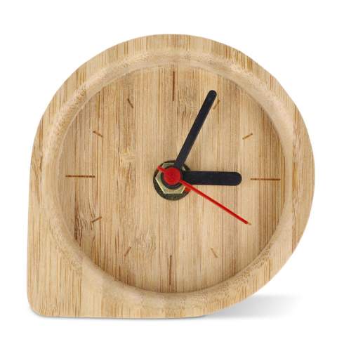 Die abgerundeten Kanten dieser tropfenförmigen Uhr fügen sich perfekt in jede Arbeits- oder Wohnumgebung ein. Die Bambusoberfläche verleiht ihr einen warmen und natürlichen Touch. Funktional und dekorativ, verleiht sie Persönlichkeit und Wärme, während ihre Zeiger eine genaue Zeitmessung gewährleisten. Inklusive Batterien, verpackt in einer Geschenkbox.