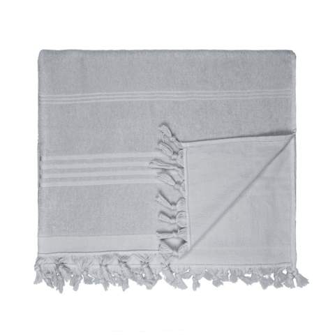 Das T1-HAMTERRY Hamam Terry Towel Dark Grey Hamamtuch in der Größe 100 x 165 cm ist ideal für einen Strandbesuch oder einen Wellnesstag.<br />Eine Seite ist ein Hamamtuch und die andere Seite ist Frottee.<br />Dadurch können Sie die hohe Absorptionsfähigkeit des Hamam-Stoffs nutzen.<br />Und Sie genießen den weichen Frottee-Frotteestoff mit einer Stoffstärke von 510 gr/m².<br />Die Fransen oben und unten sorgen für einen luxuriösen Look.