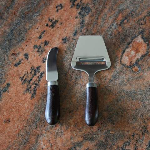 A cheese slicer and butter knife from the Astrid series, made in a combination of stainless steel and beautiful chocolate-brown wenge wood. The combination is exciting with a tough touch. The set comes in a gift box.