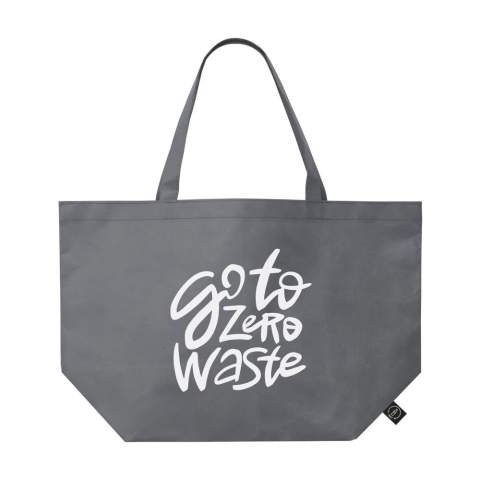 Royale, RPET-non-woven winkel- en strandtas (80 g/m²) met lange hengsels. Gemaakt van gerecyclede PET-flessen. Breed model. Sterk en licht. GRS-gecertificeerd. Totaal gerecycled materiaal: 98%. Inhoud ca. 25 liter.