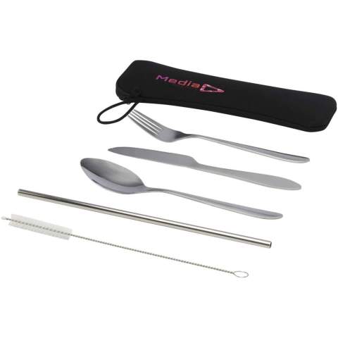 Besteckset mit Gabel, Messer, Löffel, Trinkhalm und Reinigungsbürste. Das Besteck besteht aus langlebigem, leicht zu reinigendem Edelstahl. Geliefert in einer Polyestertasche mit Reißverschluss und praktischer Trageschlaufe. 