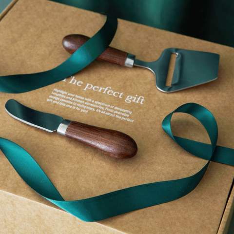A cheese slicer and butter knife from the Astrid series, made in a combination of stainless steel and beautiful chocolate-brown wenge wood. The combination is exciting with a tough touch. The set comes in a gift box.