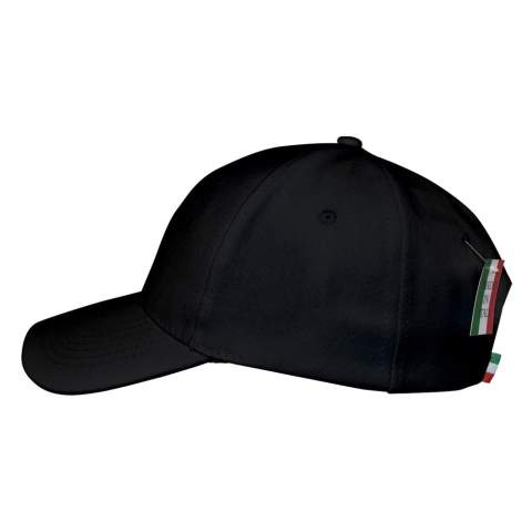 Ontdek de perfecte combinatie van stijl en comfort met de Heavy brushed cap - Italian made. Deze prachtige pet, gemaakt van 100% katoen, biedt niet alleen een luxueus gevoel, maar ook duurzame kwaliteit. Geproduceerd in Italië en met een metaalsluiting past deze cap perfect op elk hoofd. De zes panelen zorgen voor een strakke en moderne look, terwijl de kleuren moeiteloos bij elke outfit passen. Voeg een vleugje Italiaanse elegantie toe aan je garderobe met deze tijdloze must-have.